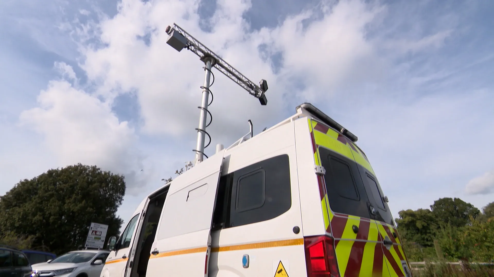 Искусственный интеллект в патрульном фургоне полиции выявляет водителей, использующих мобильные телефоны