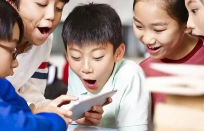 Падение курсов на китайские технологические компании в результате рекомендации регулятора киберпространства ограничить использование смартфонов детьми до 18 лет.